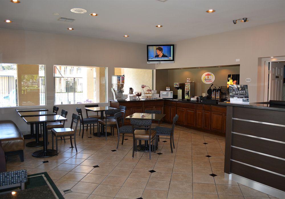 Super 8 by Wyndham Salinas Motel Bagian luar foto