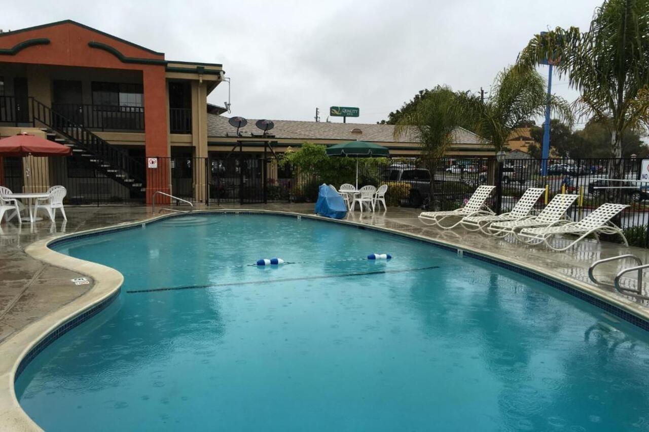 Super 8 by Wyndham Salinas Motel Bagian luar foto