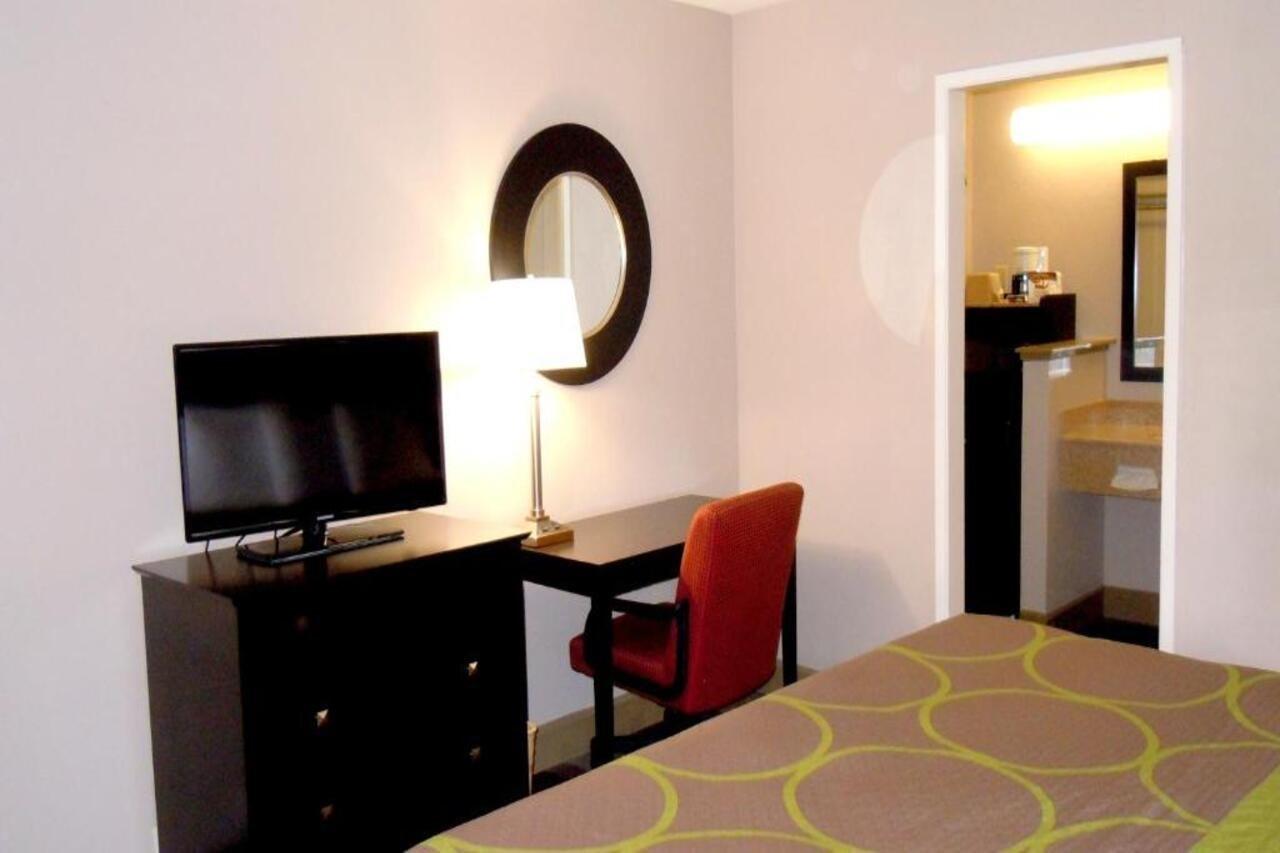 Super 8 by Wyndham Salinas Motel Bagian luar foto