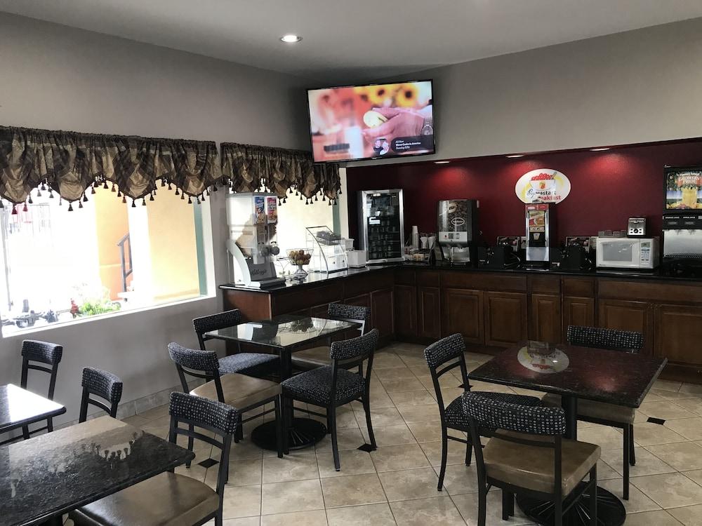 Super 8 by Wyndham Salinas Motel Bagian luar foto