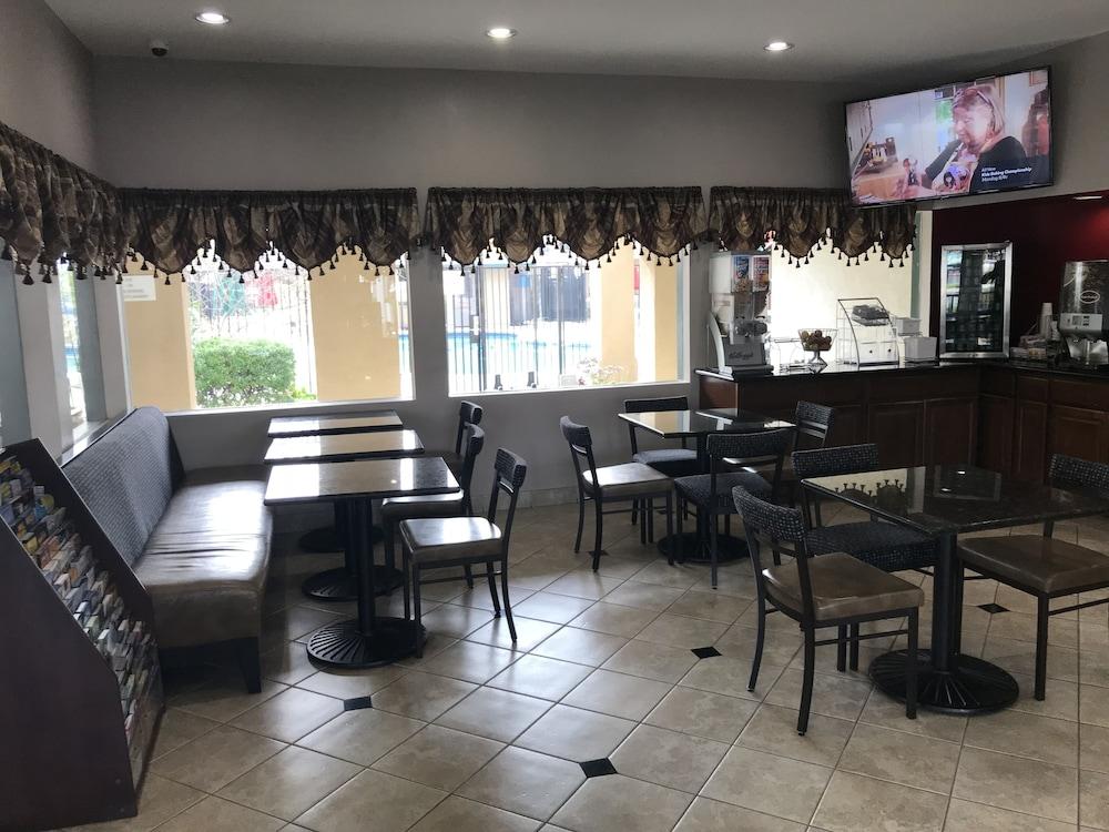 Super 8 by Wyndham Salinas Motel Bagian luar foto