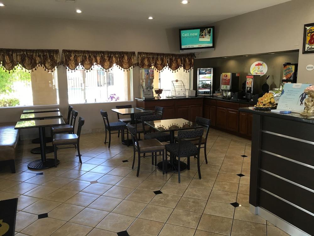 Super 8 by Wyndham Salinas Motel Bagian luar foto