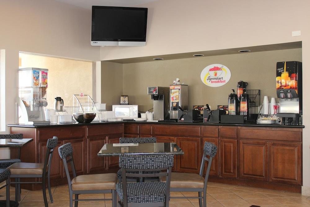 Super 8 by Wyndham Salinas Motel Bagian luar foto