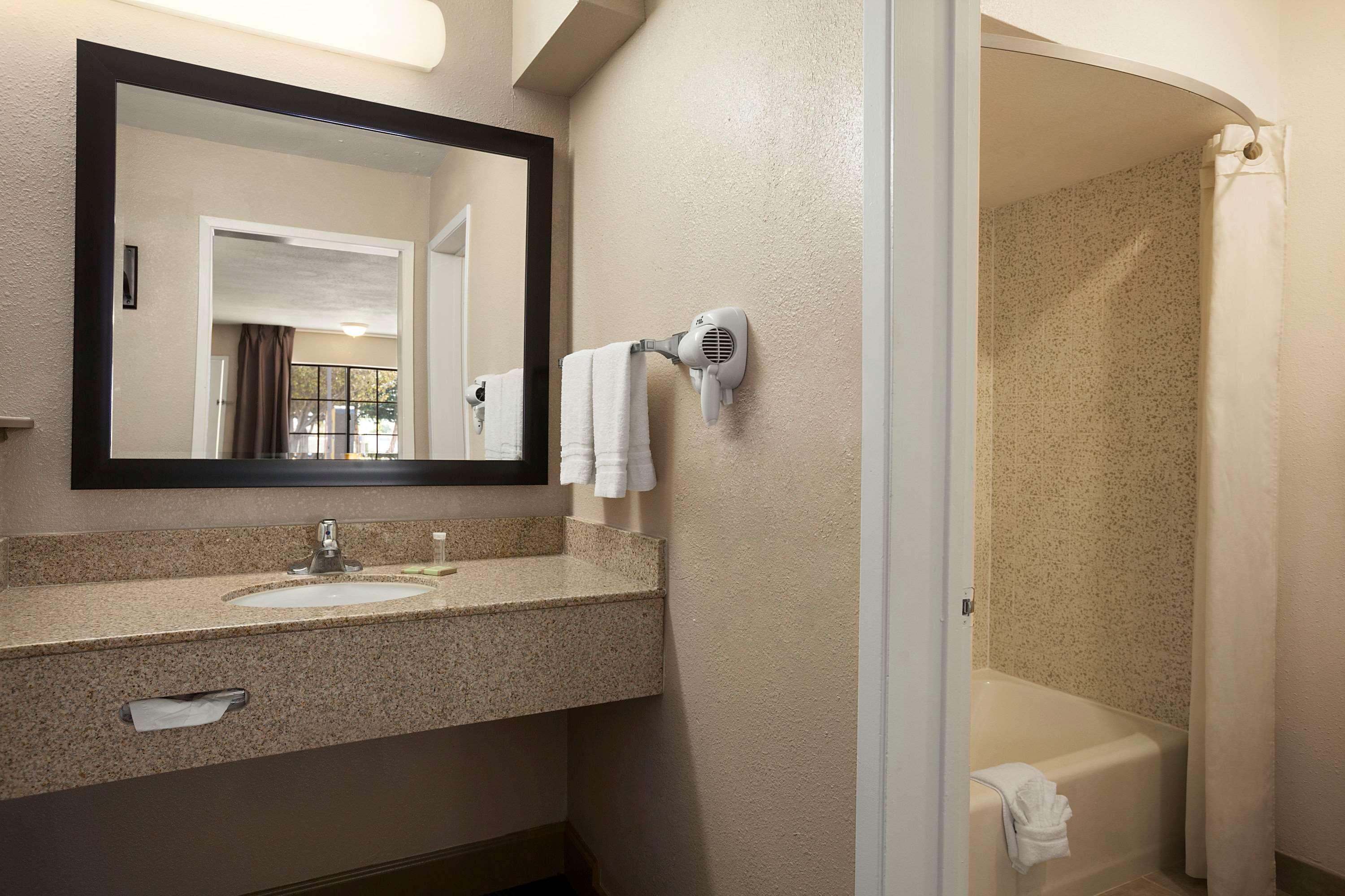 Super 8 by Wyndham Salinas Motel Bagian luar foto