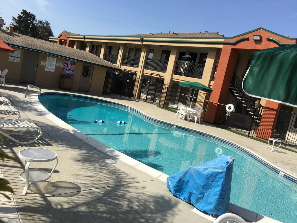 Super 8 by Wyndham Salinas Motel Bagian luar foto