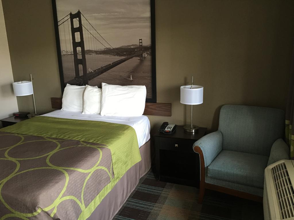 Super 8 by Wyndham Salinas Motel Bagian luar foto