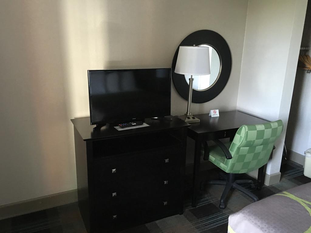 Super 8 by Wyndham Salinas Motel Bagian luar foto