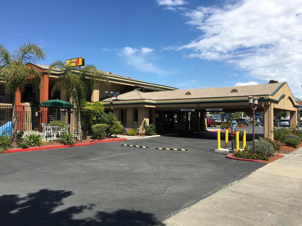 Super 8 by Wyndham Salinas Motel Bagian luar foto