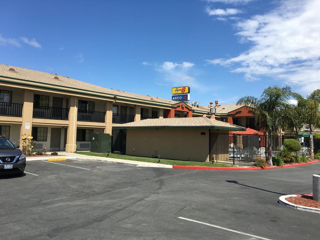 Super 8 by Wyndham Salinas Motel Bagian luar foto