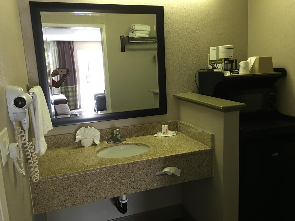 Super 8 by Wyndham Salinas Motel Bagian luar foto