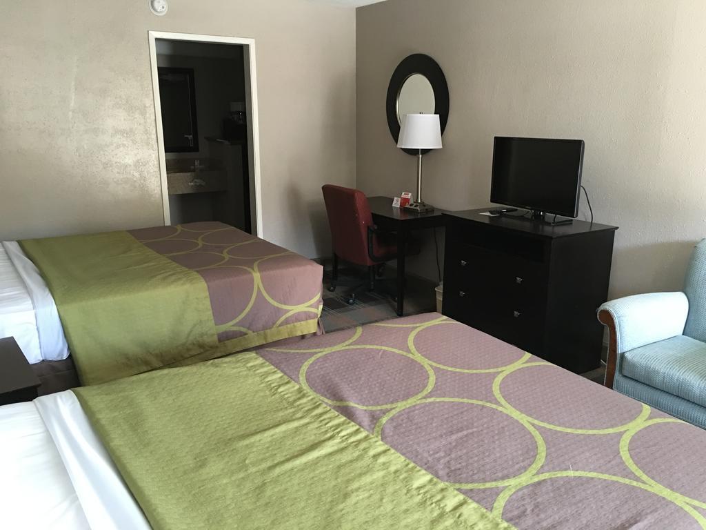 Super 8 by Wyndham Salinas Motel Bagian luar foto