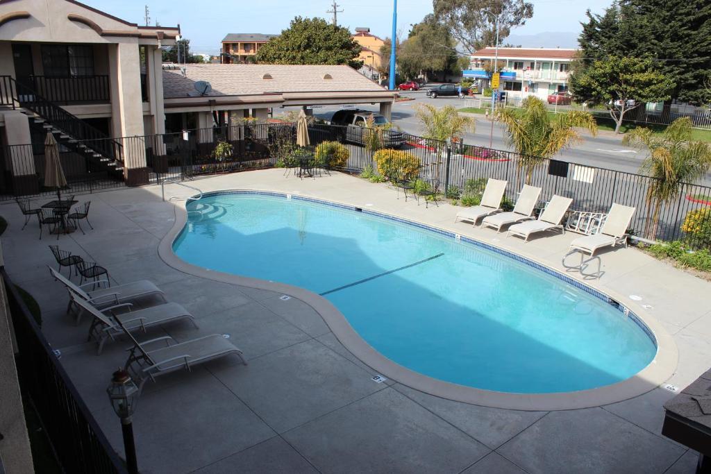 Super 8 by Wyndham Salinas Motel Bagian luar foto