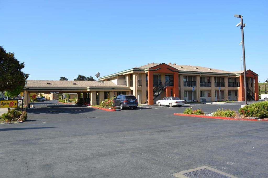 Super 8 by Wyndham Salinas Motel Bagian luar foto