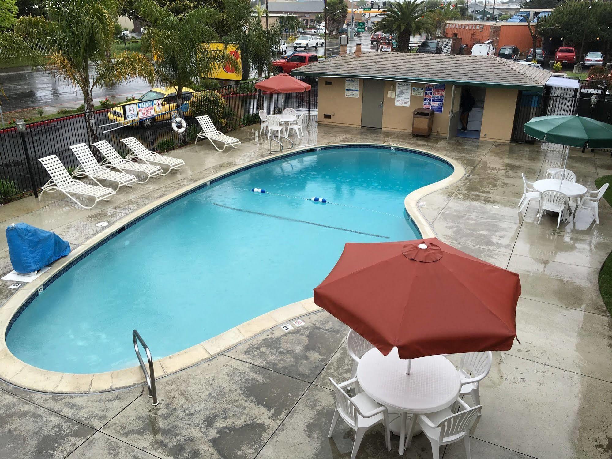 Super 8 by Wyndham Salinas Motel Bagian luar foto