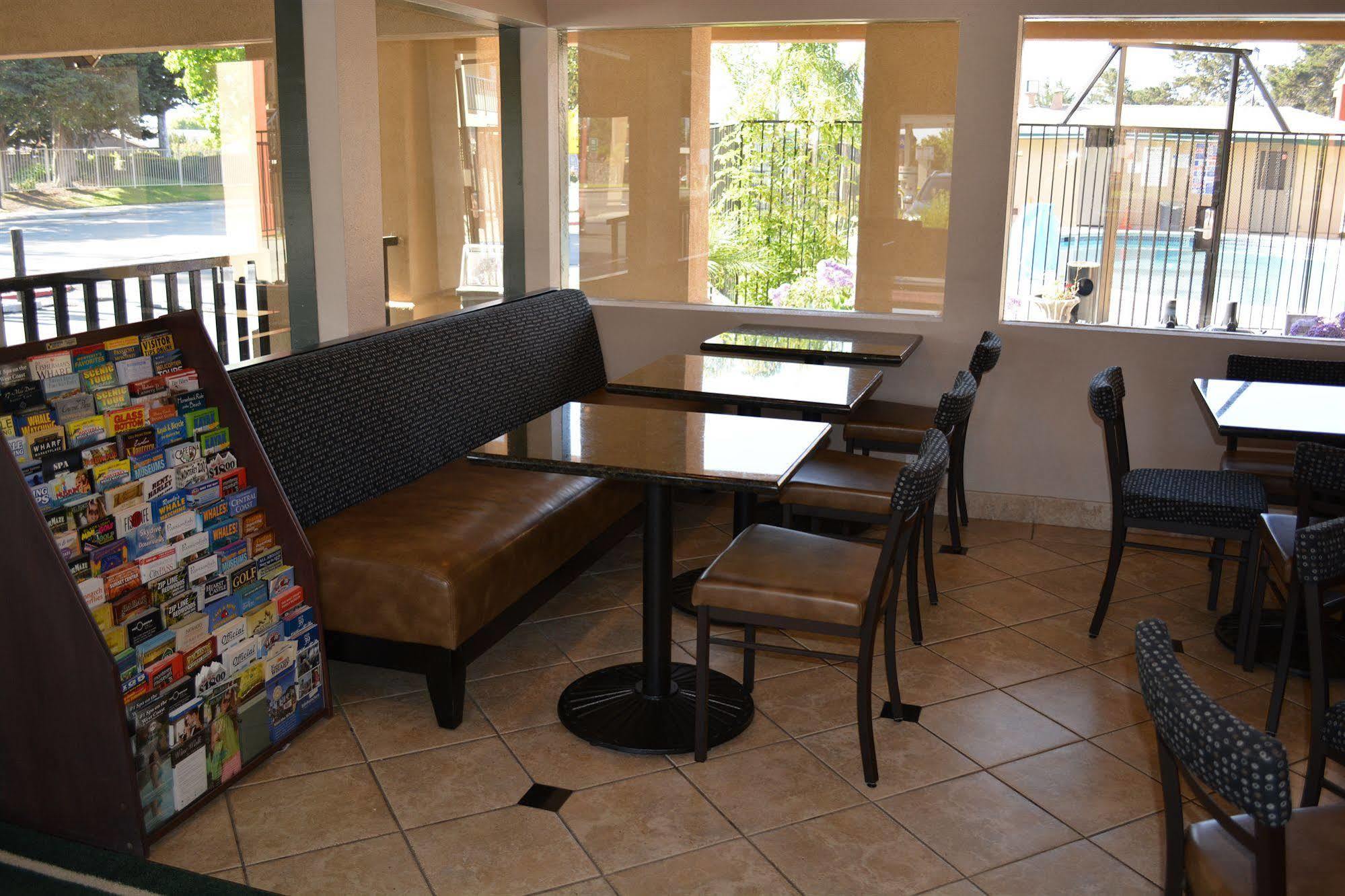 Super 8 by Wyndham Salinas Motel Bagian luar foto