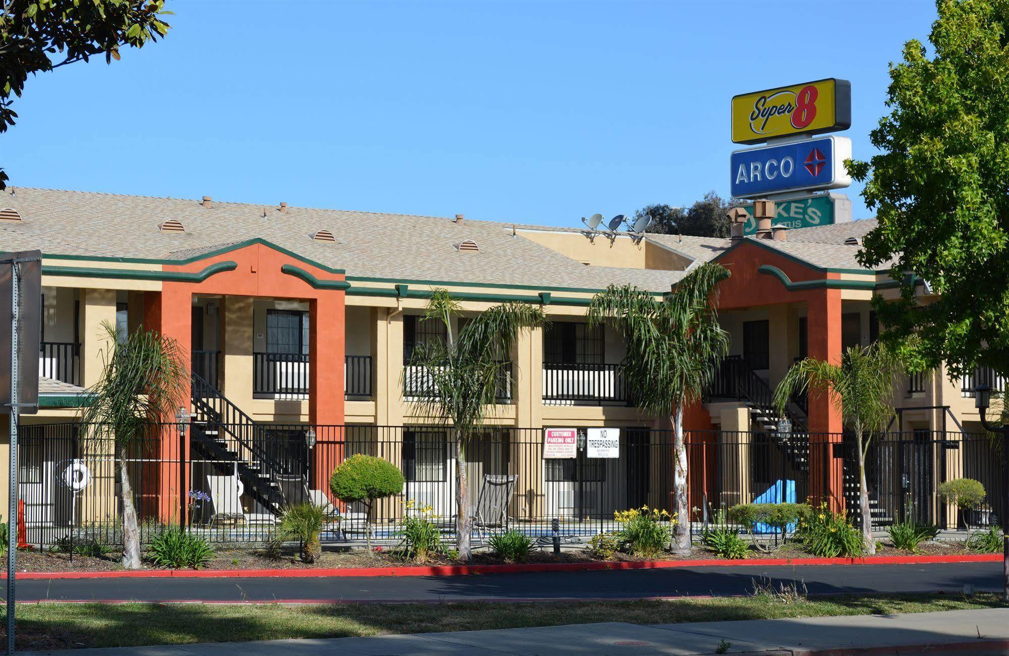 Super 8 by Wyndham Salinas Motel Bagian luar foto