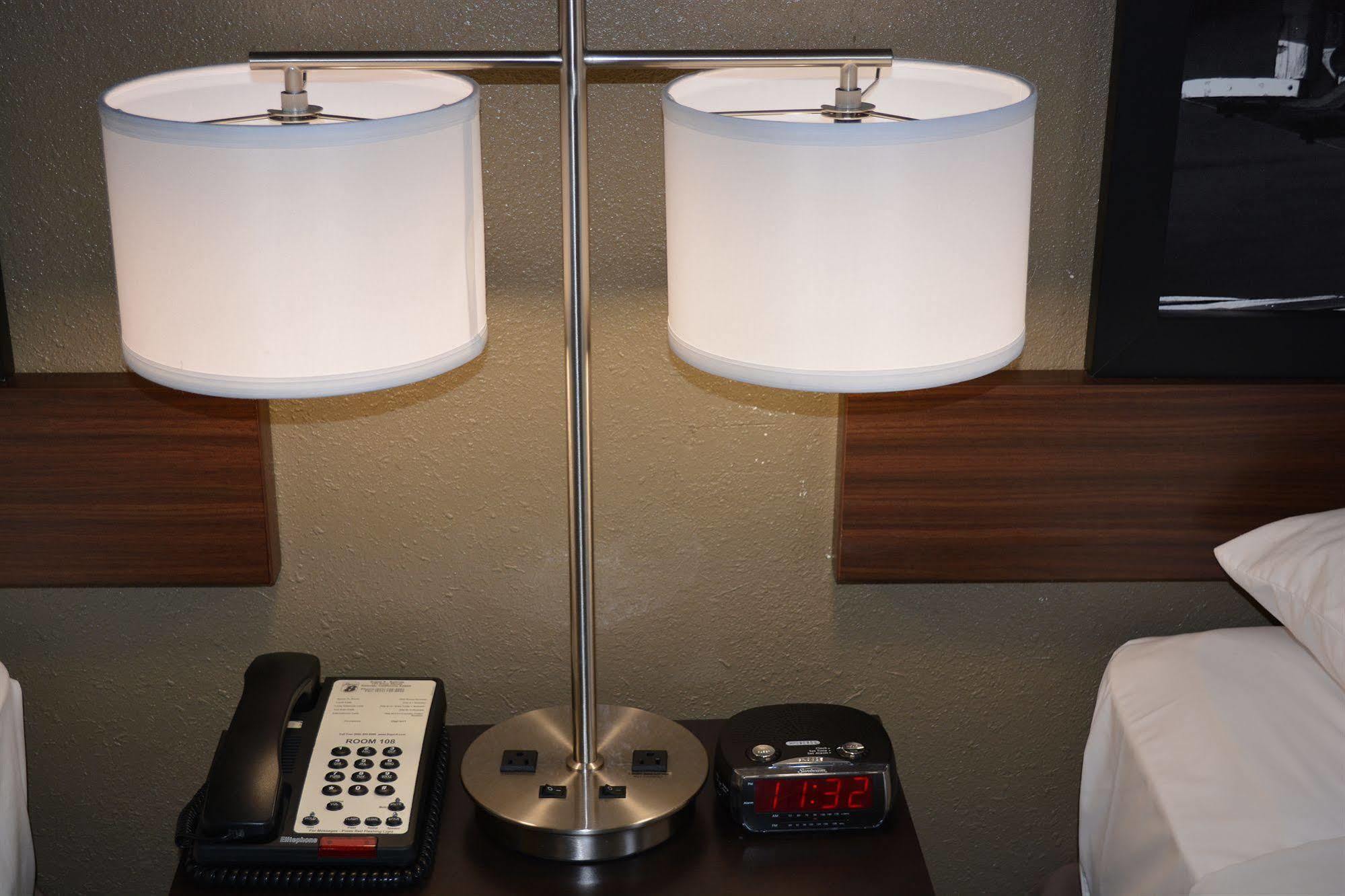 Super 8 by Wyndham Salinas Motel Bagian luar foto