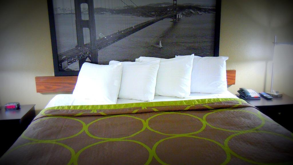 Super 8 by Wyndham Salinas Motel Ruang foto